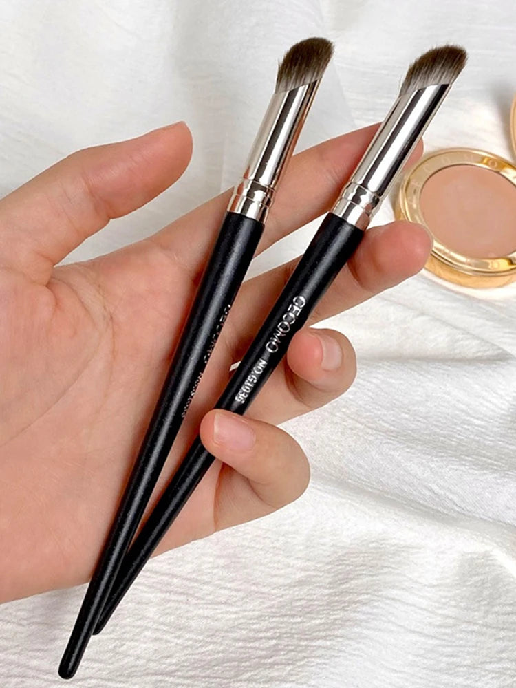 Finger belly thumb concealer brush cover pimple print spots round head soft hair concealer makeup brush do not eat powder nose s